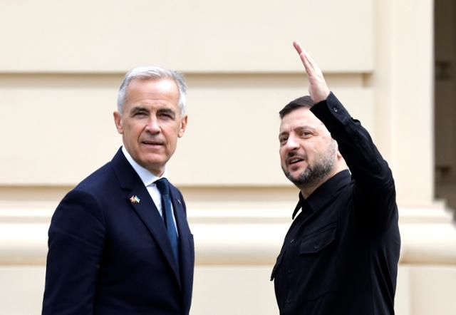 24일 우크라이나의 독립 34주년을 축하하기 위해 키이우를 찾은 마크 카니(왼쪽) 캐나다 총리가 볼로디미르 젤렌스키 우크라이나 대통령과 이야기를 나누고 있다. EPA 연합뉴스