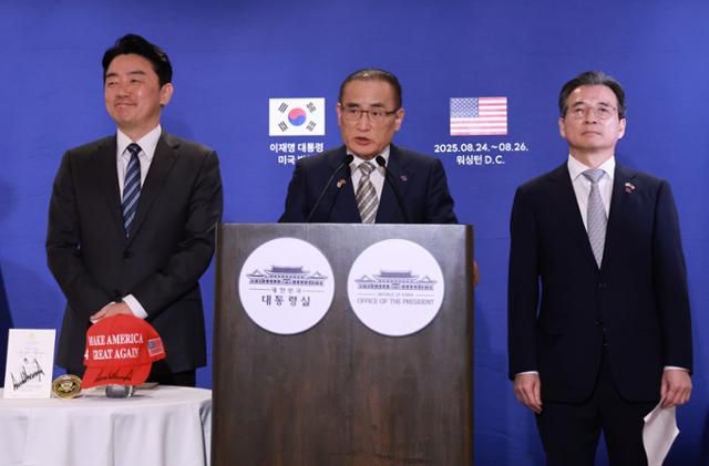 강훈식(왼쪽부터) 대통령 비서실장, 위성락 국가안보실장, 김용범 정책실장이 25일 미국 워싱턴의 한국프레스센터가 마련된 호텔에서 이재명 대통령과 도널드 트럼프 미국 대통령의 한미 정상회담 관련 브리핑을 하고 있다. 연합뉴스