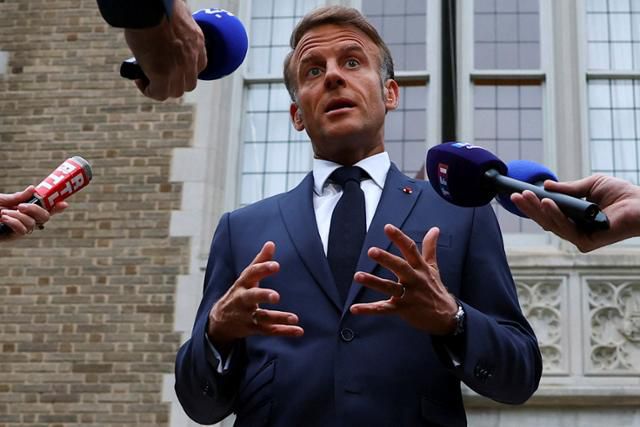 에마뉘엘 마크롱 프랑스 대통령이 18일 미국 워싱턴 주재 프랑스대사관 앞에서 우크라이나 전후 안전보장과 관련해 미국과 유럽 정상들 간 회담 결과를 설명하고 있다. 워싱턴=AP 연합뉴스