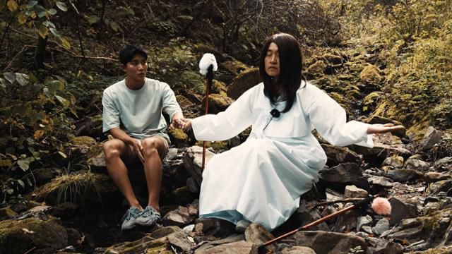 'THE 자연인'에서 인공 역의 변재신(왼쪽)과 란희를 연기한 이란희 감독. 스톤워크 제공