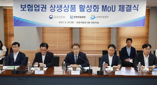 권대영(가운데) 금융위원회 부위원장이 26일 오후 서울 여의도 보험개발원 대회의실에서 열린 보험업권 상생상품 활성화를 위한 협약식에서 발언하고 있다. 금융위원회 제공