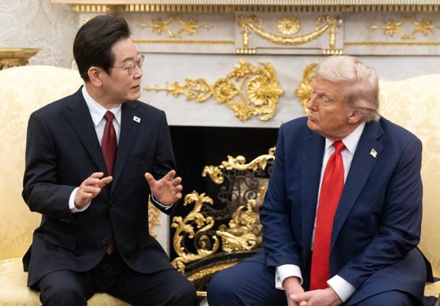 이재명 대통령과 도널드 트럼프 미국 대통령이 25일 미 워싱턴 백악관에서 한미 정상회담을 하고 있다. 워싱턴=뉴시스