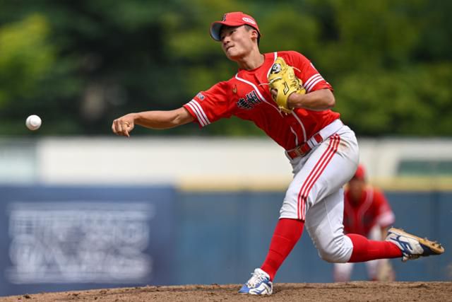 청주고 불펜 투수 이민혁이 26일 서울 목동구장에서 펼쳐진 제53회 봉황대기 전국고교야구대회 물금고와의 16강전에서 역투하고 있다. 박시몬 기자