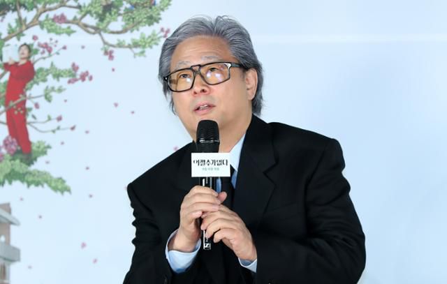 박찬욱 감독이 19일 오전 서울 용산구 CGV아이파크몰점에서 열린 영화 ‘어쩔수가없다‘ 제작보고회에서 인사말을 하고 있다. 뉴시스