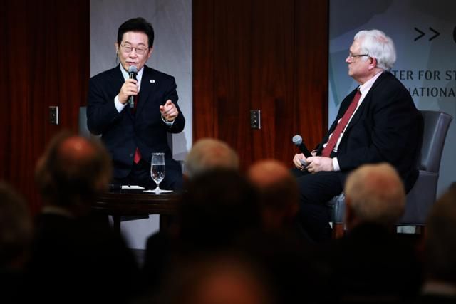 이재명 대통령이 25일(현지시간) 미국 워싱턴 국제전략문제연구소(CSIS)에서 정책 연설 뒤 존 햄리 CSIS 소장의 질문에 답하고 있다. 워싱턴=연합뉴스