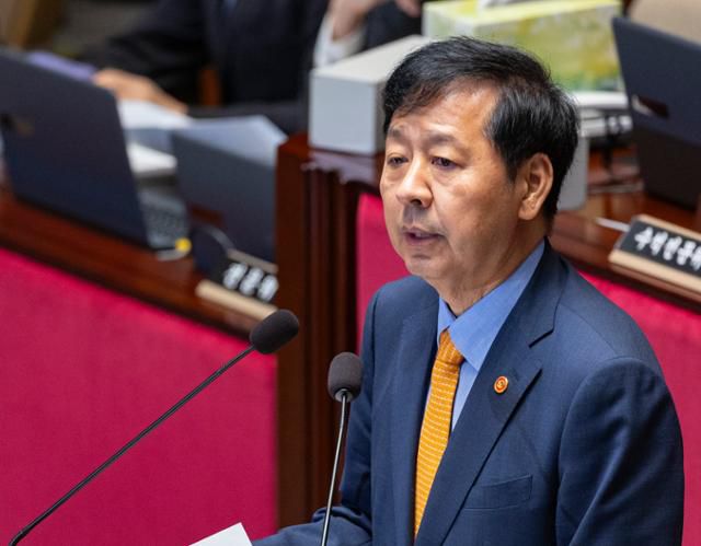 구윤철 부총리 겸 기획재정부 장관이 25일 국회에서 열린 예산결산특별위원회 전체 회의에 출석해 2024 회계연도 결산 및 예비비 지출 승인안의 제안 설명을 하고 있다. 연합뉴스