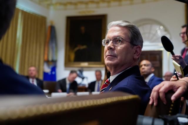 스콧 베선트 미국 재무장관이 26일 미 워싱턴 백악관에서 열린 각료 회의에 참석하고 있다. 워싱턴=EPA 연합뉴스