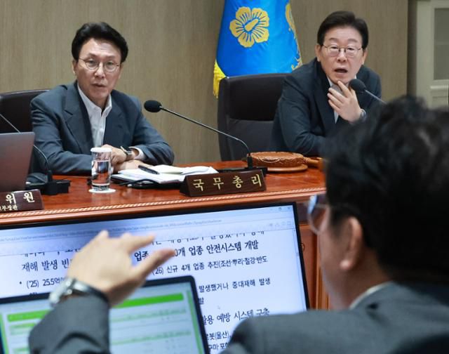 이재명(오른쪽) 대통령과 김민석 국무총리가 지난달 29일 서울 용산 대통령실 청사에서 열린 국무회의에서 중대재해 반복 발생 근절 대책과 관련한 김영훈(아래쪽) 고용노동부 장관의 발언을 듣고 있다. 대통령실통신사진기자단