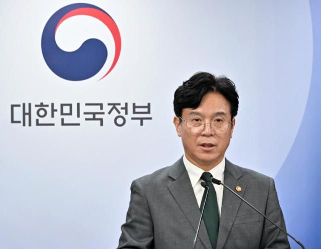 김영훈 고용노동부 장관이 지난달 29일 정부서울청사에서 노란봉투법 관련 브리핑을 하는 모습. 홍인기 기자