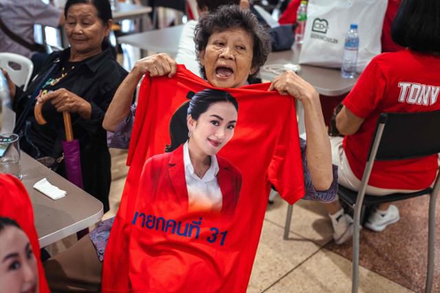 29일 태국 방콕에서 패통탄 친나왓 태국 총리 지지자가 그의 해임 소식을 듣고는 충격에 빠져있다. 방콕=AFP 연합뉴스