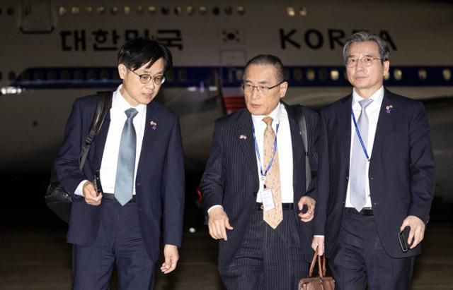 위성락 대통령실 국가안보실장(가운데)과 김용범 정책실장(오른쪽), 김정관 산업통상자원부 장관이 28일 새벽 미일 방문 일정을 마치고 경기 성남시 서울공항에 도착해 이동하고 있다. 왕태석 선임기자