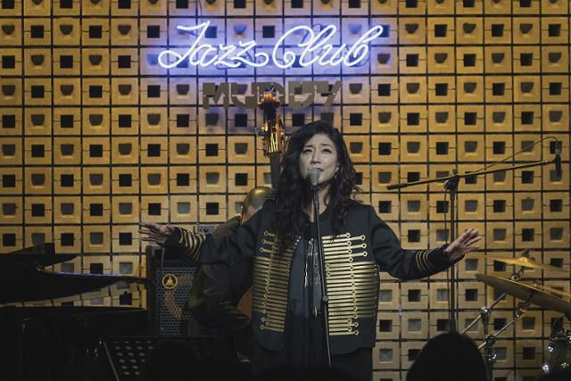 지난해 5월 전북 군산시의 재즈 클럽 머디에서 공연하는 재즈 가수 말로. JNH뮤직 제공