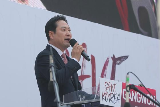 3월 22일 강원도청 앞에서 개신교 단체 '세이브코리아'가 주최한 윤석열 전 대통령 탄핵 반대 집회에서 장동혁 국민의힘 의원이 발언하고 있다. 연합뉴스