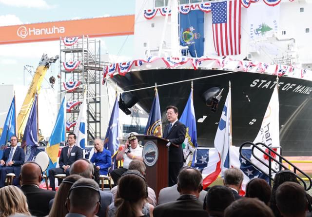 이재명 대통령이 26일 미국 필라델피아의 한화 필리조선소에서 열린 미국 해양청 발주 국가안보 다목적선 '스테이트 오브 메인'호 명명식에서 축사를 하고 있다. 필라델피아=뉴시스
