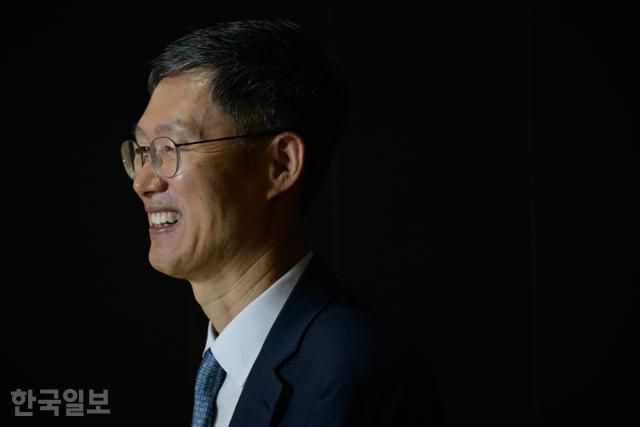 33년간 입었던 법복을 벗은 그는 “입고는 있었지만 참 버거운 옷이었다”고 돌아봤다. 하상윤 기자