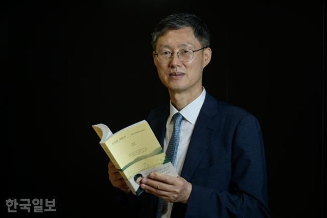 문 전 재판관은 28일 첫 책인 에세이집 ‘호의에 대하여’를 출간했다. 그가 자신의 책을 들고 있다. 하상윤 기자