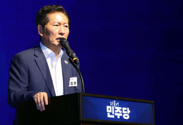 정청래 더불어민주당 대표가 28일 인천 중구 파라다이스시티 컨벤션센터 그랜드볼룸에서 열린 2025년 정기국회 대비 민주당 국회의원 워크숍에서 발언을 하고 있다. 뉴시스