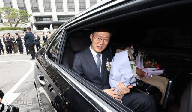 문 전 재판관은 올해 4월 18일 헌법재판관 임기 6년을 마쳤다. 당시 퇴임식을 마친 문 전 재판관이 직원들의 환송을 받으며 헌법재판소를 떠나고 있다. 한국일보 자료사진