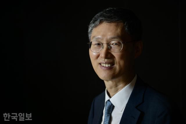 문형배 전 헌법재판소장 권한대행을 29일 서울 중구 한국일보사에서 만났다. 문 전 재판관은 이날 한국일보 시사유튜브 ‘이슈전파사’에도 출연해 라이브로 시청자들과 만났다. 하상윤 기자