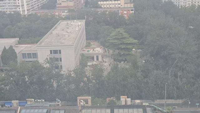 김정은 북한 국무위원장의 내달 초 방중을 앞둔 30일 중국 베이징 차오양구의 북한대사관에서 직원들이 대사관 보수 공사에 분주하다. 베이징=이혜미 특파원