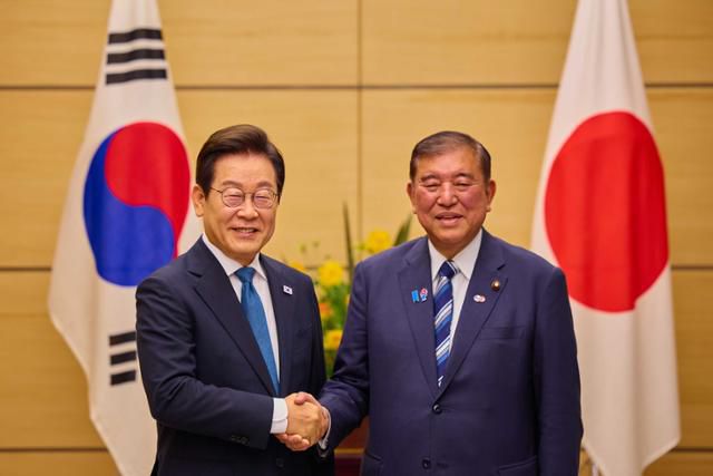 이재명 대통령과 이시바 시게루 일본 총리가 23일 일본 도쿄 총리 관저에서 소인수 정상회담에 앞서 기념촬영을 하고 있다. 이재명 대통령 SNS