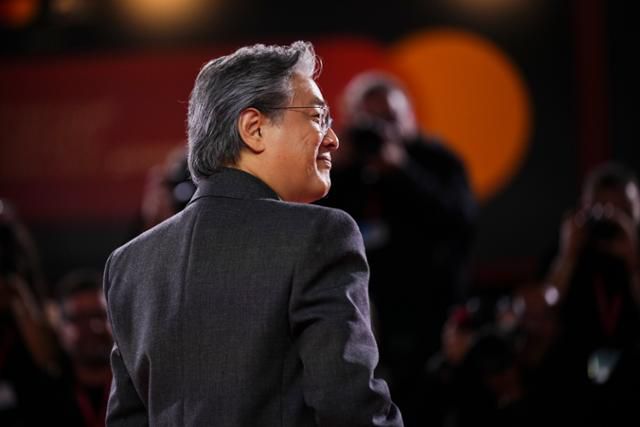 박찬욱 감독이 29일 이탈리아 베니스 리도섬의 살라 그란데에서 열린 제82회 베니스국제영화제 '어쩔수가없다' 공식 상영회를 앞두고 사진 촬영에 응하고 있다. 베니스=AP 연합뉴스