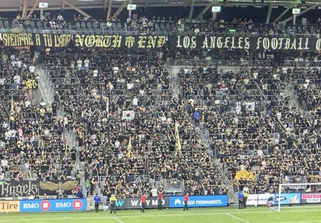 손흥민이 미국 진출 후 처음으로 홈경기에 출전한 1일 미국 캘리포니아주 LA BMO스타디움에 운집한 팬들이 태극기를 흔들며 응원하고 있다. 로스앤젤레스=연합뉴스