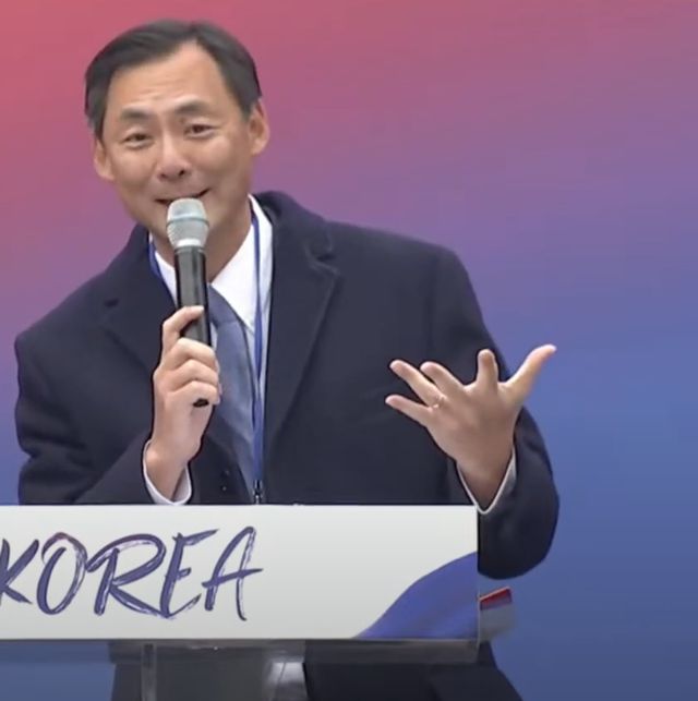 부정선거 음모론을 퍼뜨려온 모스 탄 미국 리버티대 교수가 지난 3월 1일 여의도에서 열린 세이브코리아의 '국가비상기도회'에서 윤석열 전 대통령의 '12·3 불법 비상계엄'이 정당했다는 취지의 발언을 하고 있다. CHTV 유튜브