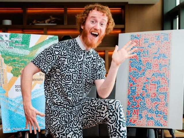 '미스터 두들' 샘 콕스가 8월 31일 서울 중구 한 호텔에서 열린 간담회에서 포즈를 취하고 있다. 세종시문화관광재단 제공