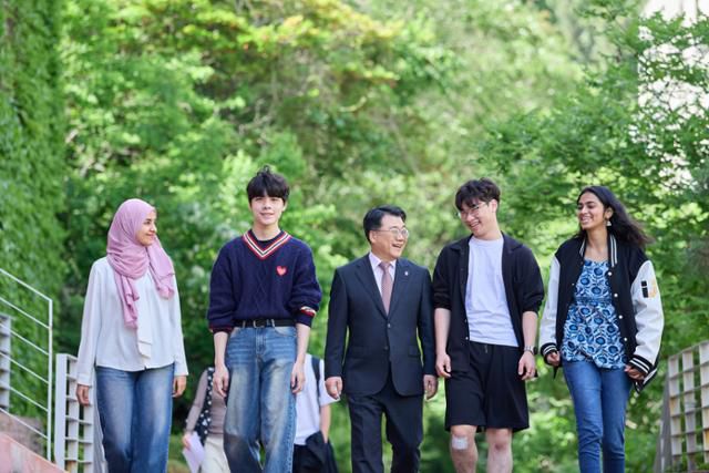 전민현(왼쪽 세 번째) 인제대 총장이 학생들과 대화를 나누고 있다. 인제대 제공