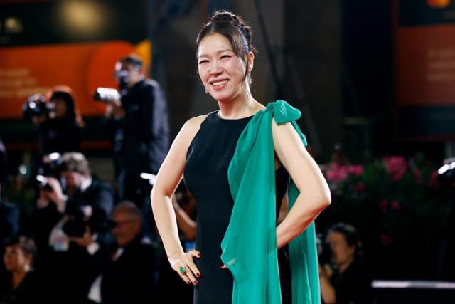 배우 염혜란이 지난달 29일 이탈리아 베니스 리도섬 살라 그란데에서 열린 제82회 베니스 국제영화제 영화 '어쩔수가없다' 공식 상영회에 앞서 사진촬영에 응하고 있다. 베니스=로이터 연합뉴스