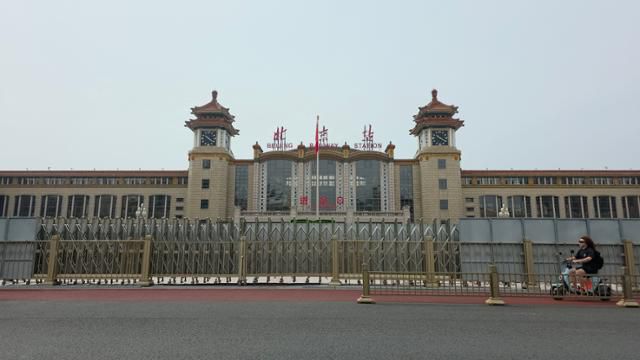 2일 김정은 북한 국무위원장이 중국 전승절 80주년 열병식 참석차 중국 베이징에 도착하기 전 베이징역 외부에 차단막이 설치돼 있다. 베이징=이혜미 특파원