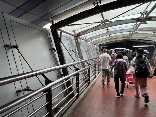 2일 김정은 북한 국무위원장이 중국 전승절 80주년 열병식 참석차 중국 베이징에 도착하기 전 베이징역사 안에 다른 플랫폼의 열차를 볼 수 없게 차단막이 설치돼 있다. 베이징=이혜미 특파원