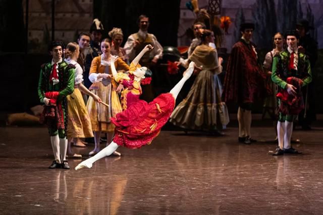 파리오페라발레단 '돈키호테'의 키트리를 연기하는 강호현. ©Yonathan Kellerman