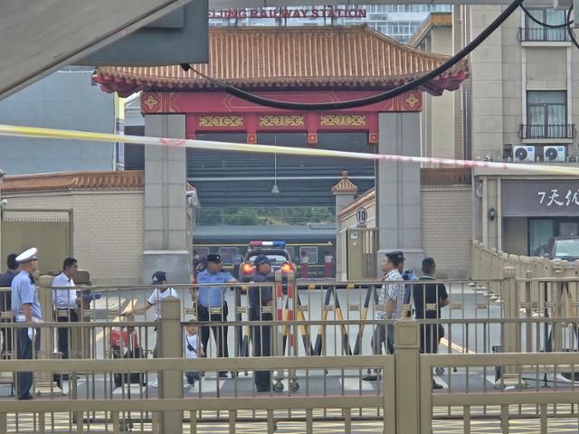 2일 김정은 북한 국무위원장이 중국 전승절 80주년 열병식 참석차 중국 베이징에 도착하기 직전 의전단들이 북한 인공기를 흔들고 있다. 베이징=이혜미 특파원