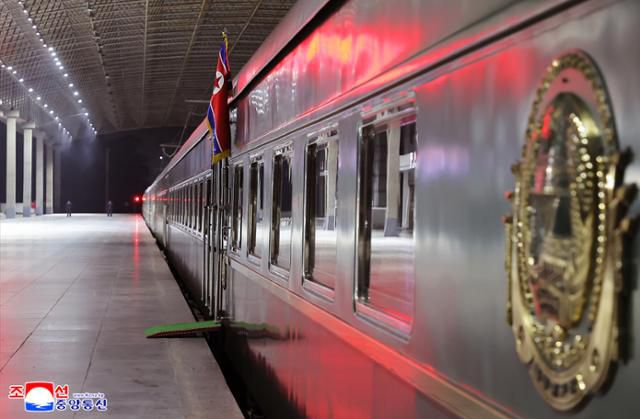 김정은 북한 국무위원장이 탑승할 전용열차 태양호. 평양=조선중앙통신 연합뉴스