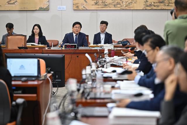 최교진 부총리 겸 교육부 장관 후보자가 2일 국회에서 열린 인사청문회에서 의원 질의에 답변하고 있다. 정다빈 기자