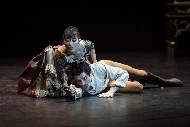 파리오페라발레단 프리미에르 당쇠즈 강호현이 에투알 폴 마르크와 '마이얼링'에서 열연하고 있다. ©Ann Ray