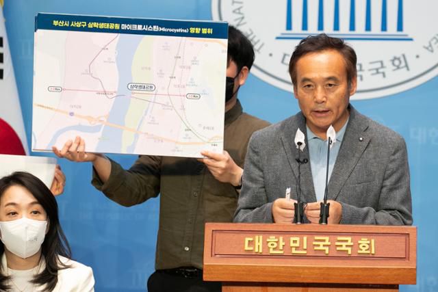 박창근 가톨릭관동대교수·대한하천학회장이 지난 2022년 9월 21일 서울 여의도 국회 소통관에서 열린 '낙동강 주변 공기 중 남세균 독소 조사 결과 발표' 기자회견에서 발언을 하고 있다. 이날 회견에서는 낙동강에서 검출된 남세균(녹조) 독소인 마이크로시스틴이 강물에서뿐만 아니라 낙동강 주변 공기에서도 에어로졸 형태로 확산되고 있다고 발표했다. 고영권 기자