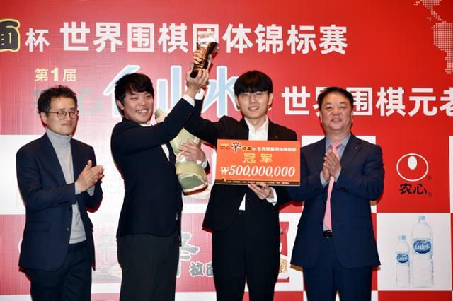 신진서(오른쪽 두 번째) 9단이 2024년 2월 중국 상하이에서 열린 제25회 농심신라면배 시상식에서 홍민표(왼쪽 두 번쨰) 감독과 함께 우승 트로피를 들어 올리고 있다. 신 9단은 이 대회에서 막판 기적 같은 6연승을 거두고 대역전 우승까지 일궈 냈다. 한국기원 제공