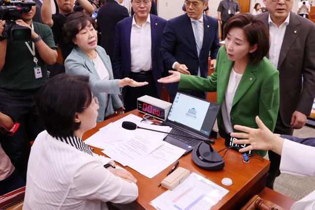 2일 서울 여의도 국회의사당에서 열린 법제사법위원회 전체회의에 참석한 나경원(오른쪽 두 번째) 국민의힘 의원 등이 위원장석에 앉아 있는 추미애 법사위원장을 향해 의사 진행 방식에 대해 항의하고 있다. 뉴시스