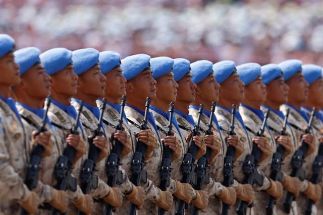 유엔 평화유지군 복장을 한 중국 인민해방군 병사들이 3일 열병식이 열린 베이징 톈안먼 광장을 행진하고 있다. 베이징=로이터 연합뉴스