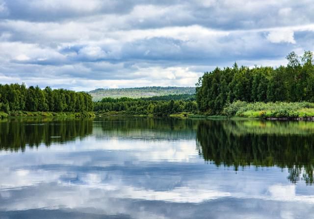 핀란드 라플란드 키틸라 오우나스강 수면에 일대 풍경의 반영이 비치고 있다.