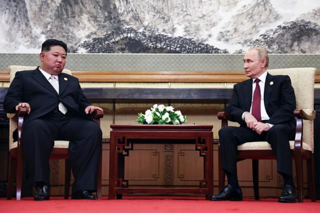 김정은(왼쪽) 북한 국무위원장이 3일(현지 시간) 중국 베이징 댜오위타이 영빈관에서 블라디미르 푸틴 러시아 대통령과 회담하고 있다. 베이징=AP 뉴시스