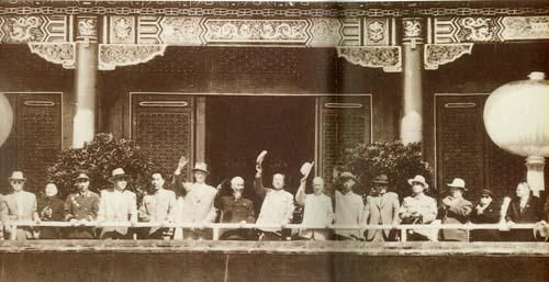 신중국 건국 10주년인 1959년 10월 1일 베이징에서 열린 열병식에 참석한 김일성(왼쪽 네 번째) 북한 주석이 톈안문 망루에 서서 기념 촬영을 하고 있다. 사진 가운데에서 손을 흔드는 인물이 마오쩌둥(왼쪽 여덟 번째) 전 중국 국가주석, 그 오른쪽이 니키타 흐루쇼프 당시 소련 공산당 서기장이다. 왼쪽부터 린뱌오 중국 국방부장, 김 주석, 저우언라이 중국 총리, 미하일 수슬로프 소련 외무위원장, 호찌민 초대 베트남 국가주석, 마오 주석, 흐루쇼프 서기장, 류사오치 중국 국가주석, 안토닌 노보트니 체코 대통령. 중국공산당신문망 캡처