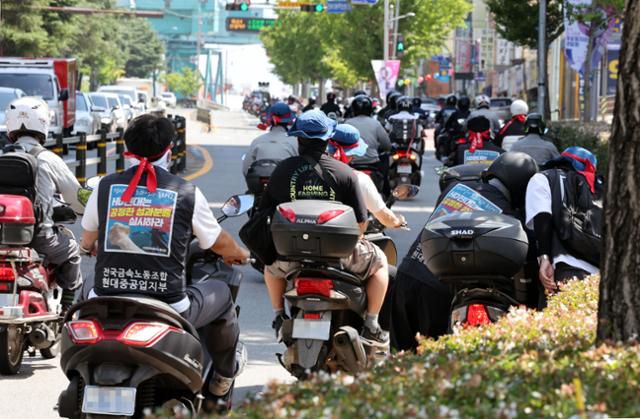 3일 오후 HD현대중공업 울산조선소 정문에서 부분파업에 돌입한 노조원들이 오토바이 경적 시위를 벌이고 있다. 울산=연합뉴스