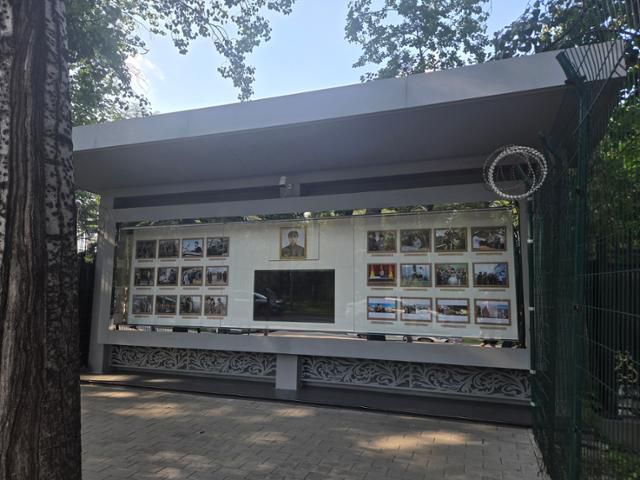 지난달 31일 중국 베이징 주재 북한대사관 게시판에 김일성 주석의 사진을 중심으로 북한 역대 지도자들의 사진이 전시돼 있다. 베이징=이혜미 특파원