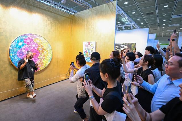 3일 서울 강남구 코엑스에서 열린 프리즈 서울 현장에서 일본의 현대미술 작가 무라카미 다카시가 페로탕 갤러리 부스에 전시된 자신의 작품 앞에서 포즈를 취하고 있다. 최주연 기자