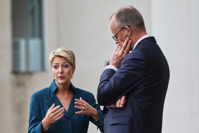 프리드리히 메르츠 독일 총리가 2일 베를린 총리관저에서 카린 켈러주터 스위스 대통령과 이야기를 나누고 있다. 베를린=AP 연합뉴스