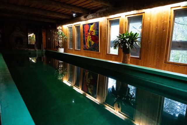 새레스퇴니에미 미술관 2층 수영장 옆에 작품이 전시돼 있다.